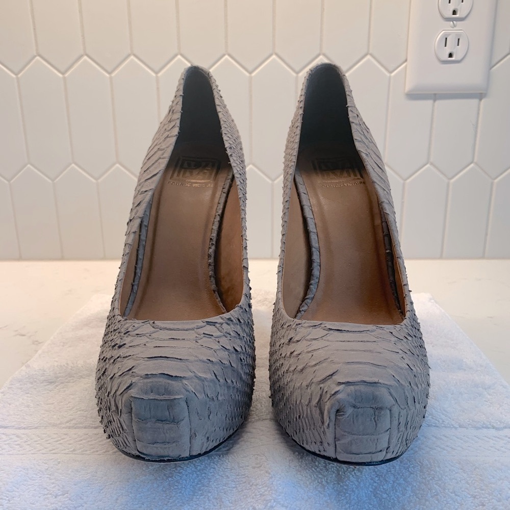 Pour La Victoire Irina II Platform Pumps. Gray Embossed Snakeskin. Size 10. EUC. - Picture 2 of 14